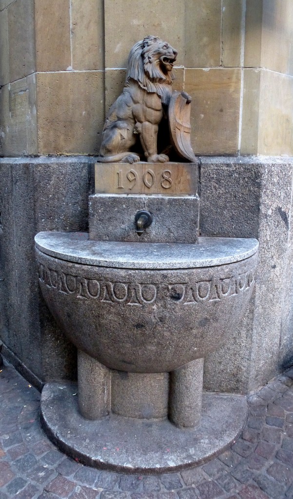 Freiburg, der Lwenbrunnen von 1908, in Nhe des Martinstores, Jan.2015