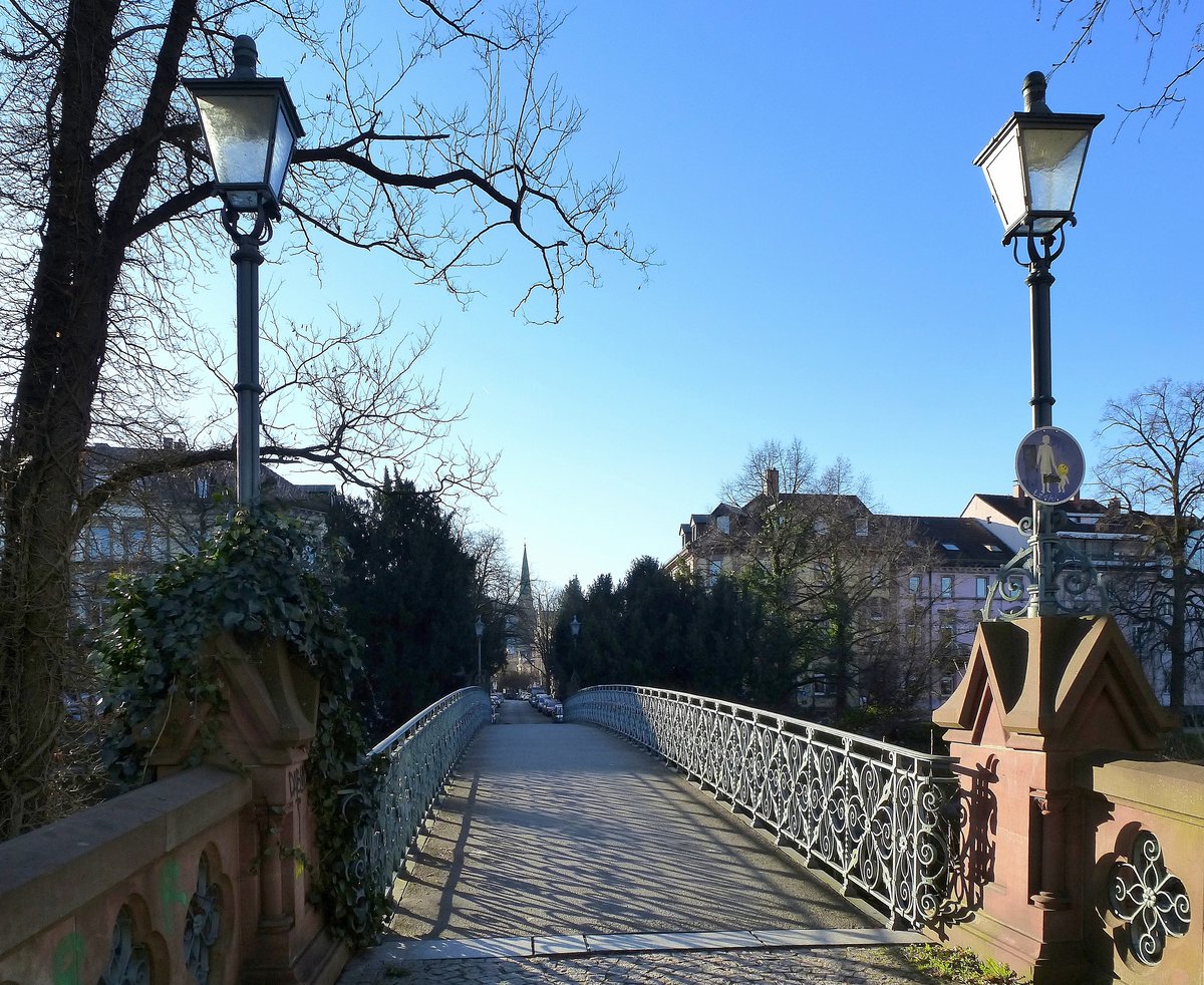 Freiburg, der Luisensteg ber die Dreisam verbindet die Altstadt mit dem Stadtteil Wiehre, wurde 1900 errichtet, Jan.2015