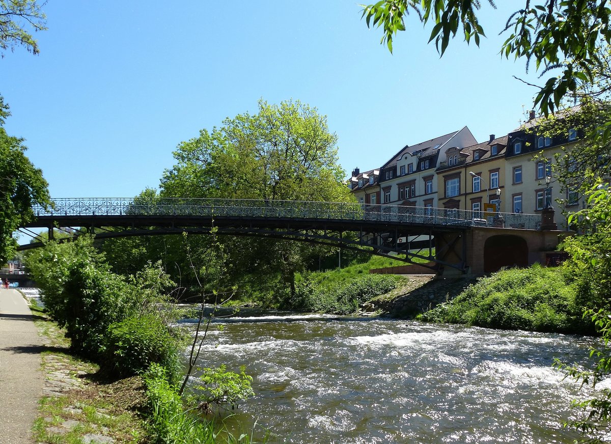 Freiburg, der Mariensteg ber die Dreisam, fluaufwrts gesehen, Mai 2017