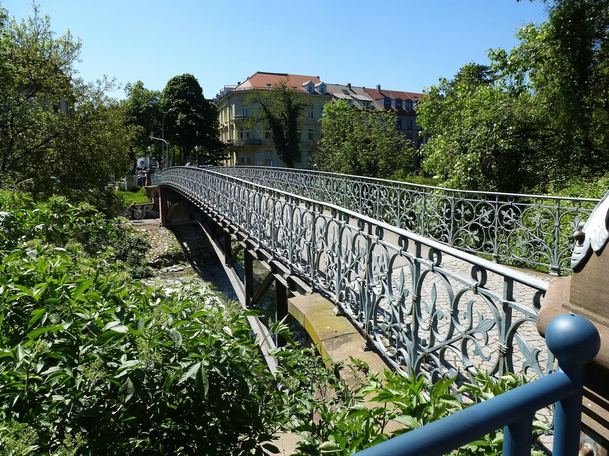 Freiburg, der Mariensteg ber die Dreisam, mit schnem schmiedeeisernen Gelnder, Mai 2017