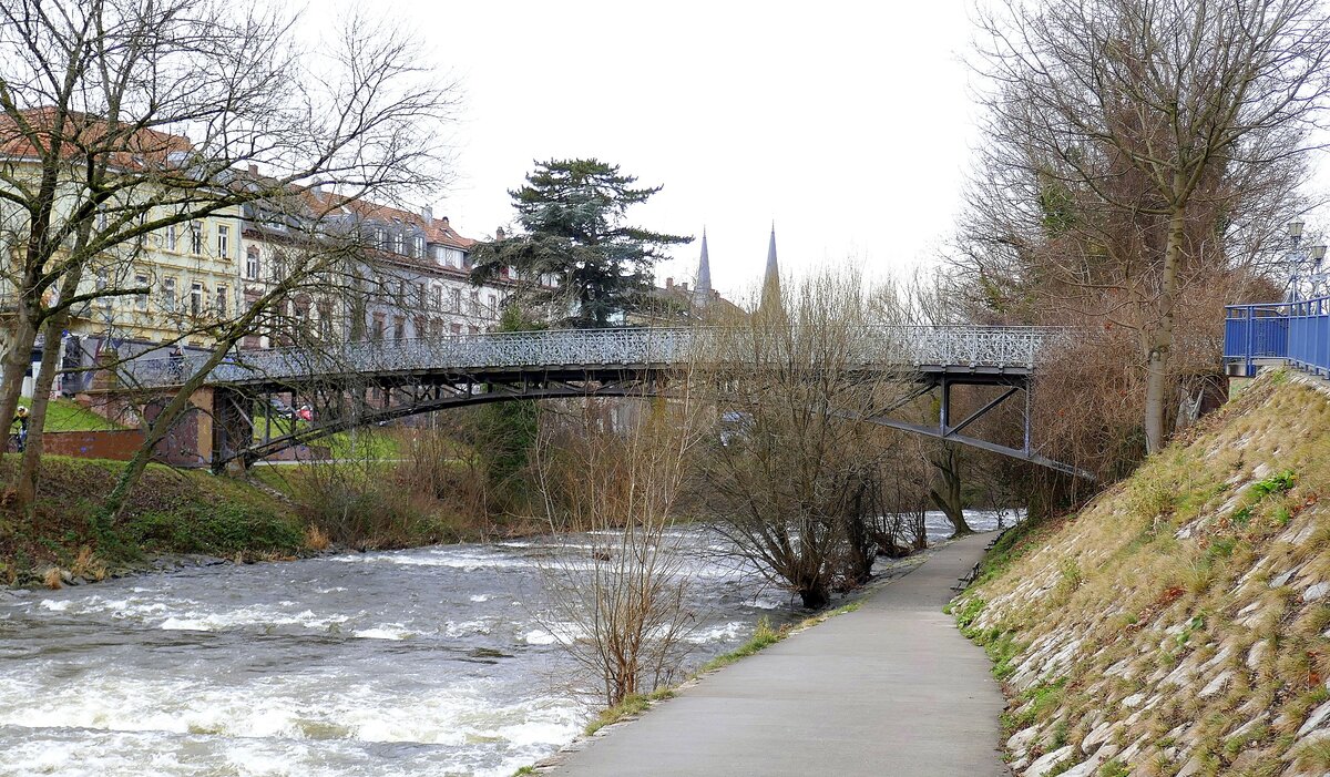 Freiburg, der Mariensteg berquert die Dreisam und verbindet die Altstadt mit dem Stadtteil Wiehre, erbaut 1900, Feb.2022