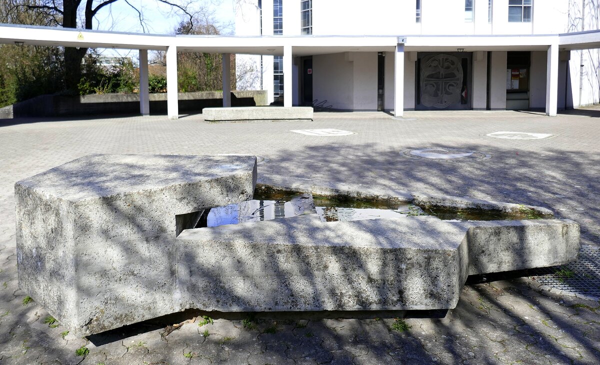 Freiburg-Mooswald, Brunnen auf dem Platz vor der Markuskirche, Mrz 2023