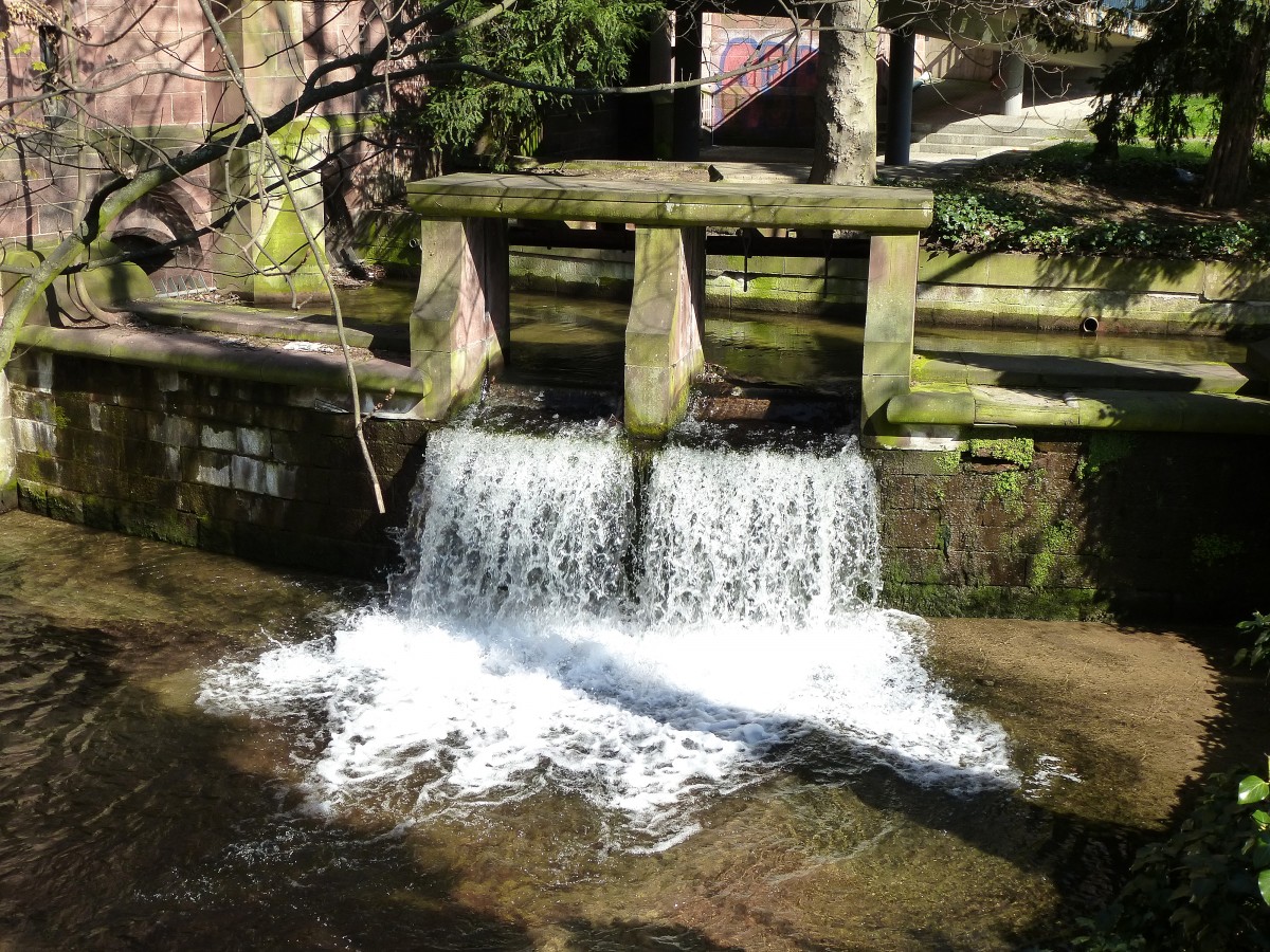 Freiburg, nachdem der Gewerbebach den kleinen Wasserfall berwunden hat, fliet er unter der Alten Universittsbibliothek der Dreisam entgegen, April 2015