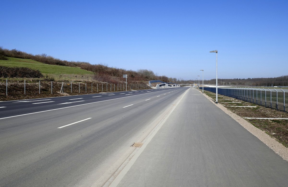 Freiburg, die neu erbaute Zufahrtstrae zum Fuballstadion bekam den Namen  Suwonallee , nach der Partnerstadt in Sdkorea, Mrz 2021