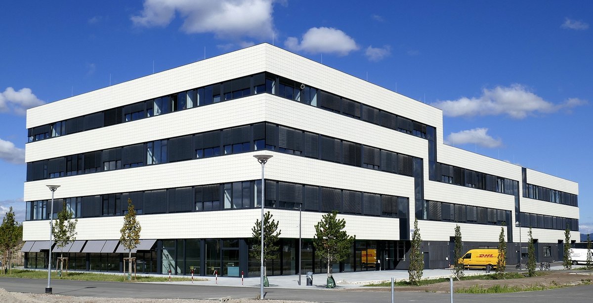 Freiburg, Neubaugebude des Fraunhofer Instituts am Flugplatz, Sept.2020