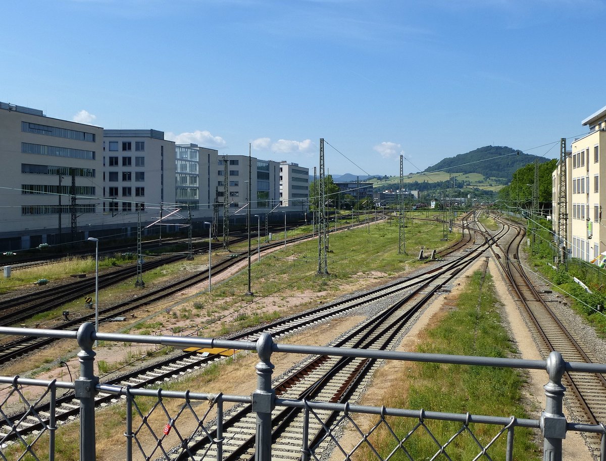 Freiburg, Neubauten entlang der Rheintalbahn in Nhe zum Hauptbahnhof, Juni 2014