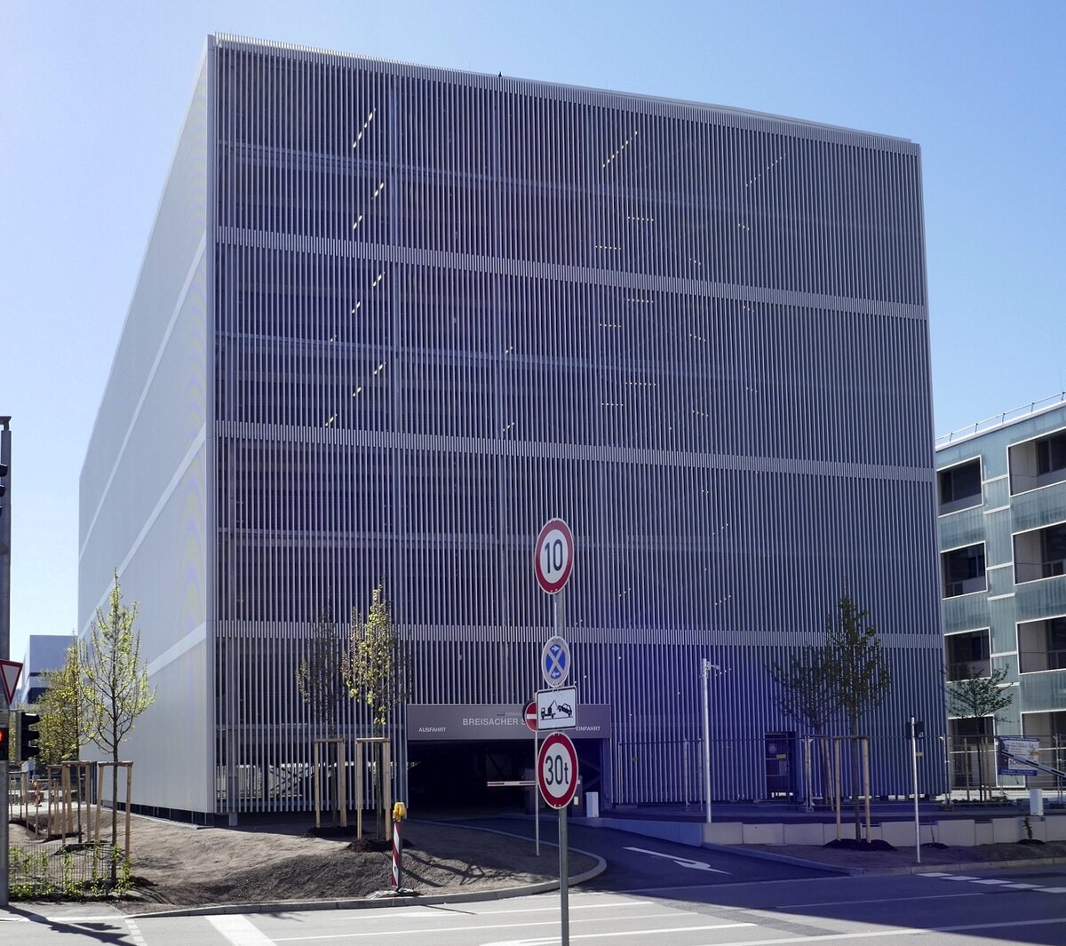 Freiburg, das neue Parkhaus der Universittsklinik, mit der Ein-und Ausfahrt, April 2022