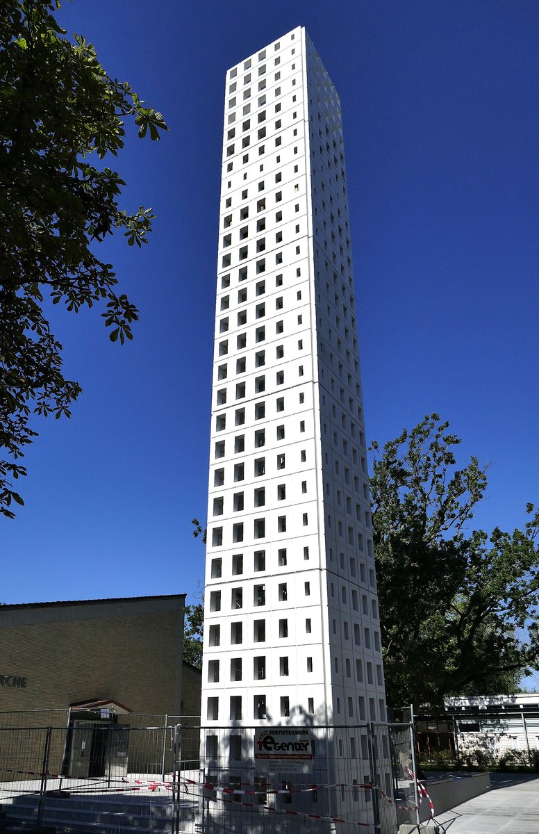 Freiburg, der neuerbaute Glockenturm der Kreuzkirche im Stadtteil Sthlinger, wurde aus fnf Fertigbau-Elementen aus gegossenem Weibeton 21m hoch errichtet, Einweihung im Sept.2019, Aug.2019