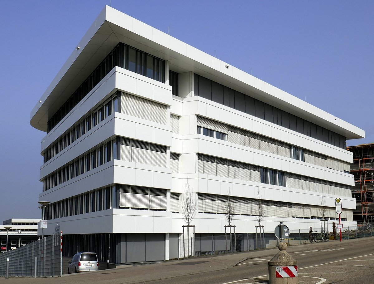 Freiburg, neues Gebäude am Neuen Messplatz, beherbergt verschiedene Büros und Unternehmen, Feb.2021