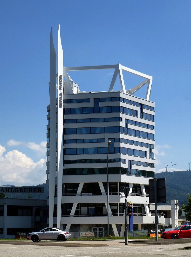 Freiburg, der Noll-Turm, nach Aufstockung um mehrere Etagen in neuem Gewand, ein Wahrzeichen des Industriegebietes Nord, Juli 2014