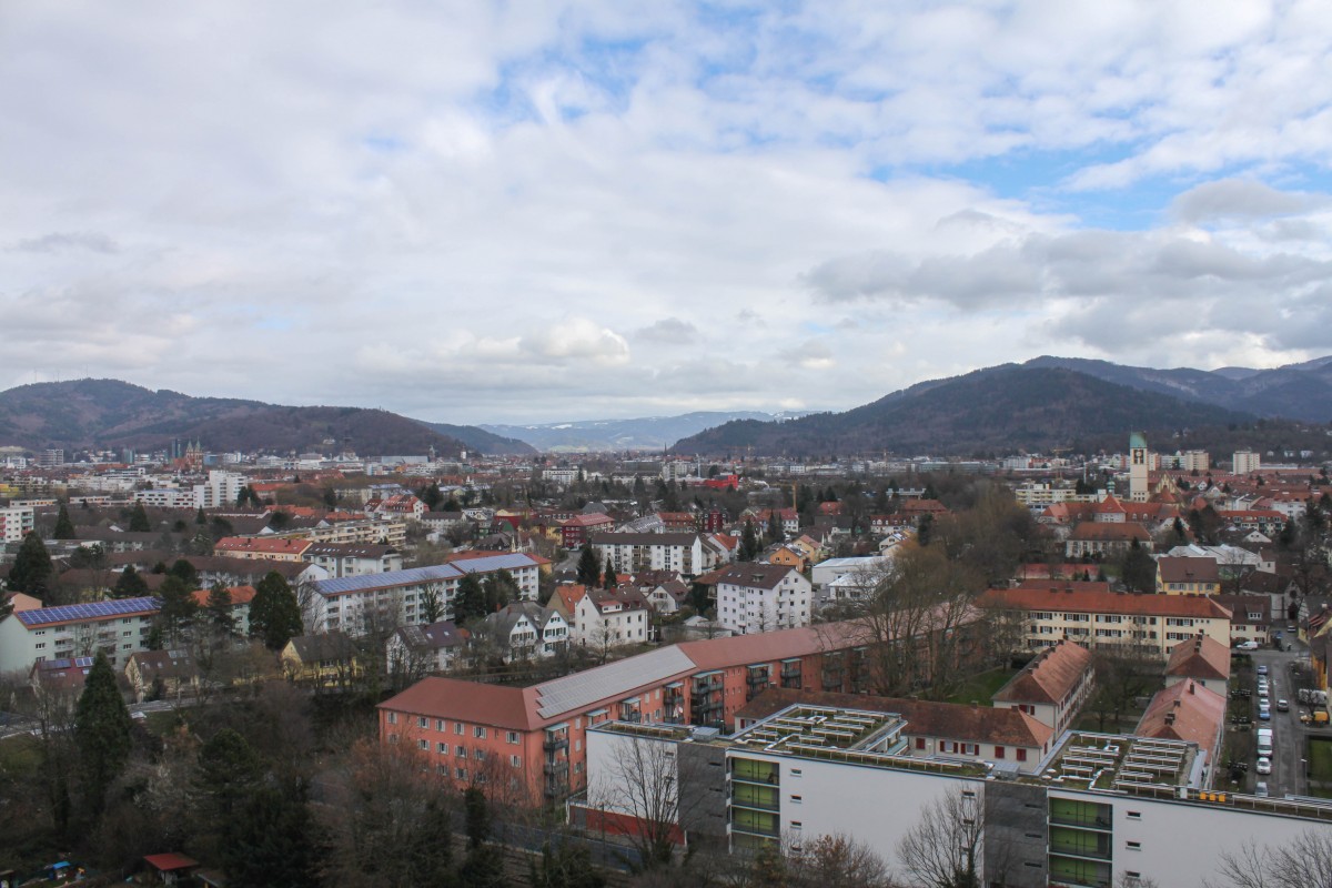 Freiburg von oben. Fotografiert aus einem Hochhaus 15.te Etage am 10.02.2016, im Hintergrund zu sehen ist das Dreisamtal (in der Mitte), linke Seite unseren Schlossberg, rechte Seite Stadtwald von Freiburg sowie den Lorettoberg. Im unteren Drittel den Stadtteil Haslach.