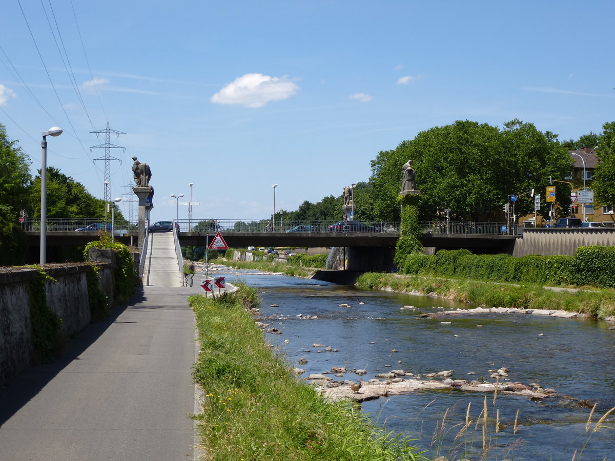 Freiburg, die Ochsenbrcke berspannt die Dreisam mit den beiden Uferwegen und den Autobahnzubringer Mitte und verbindet die Stadtteile Halach und Sthlinger, Juni 2014