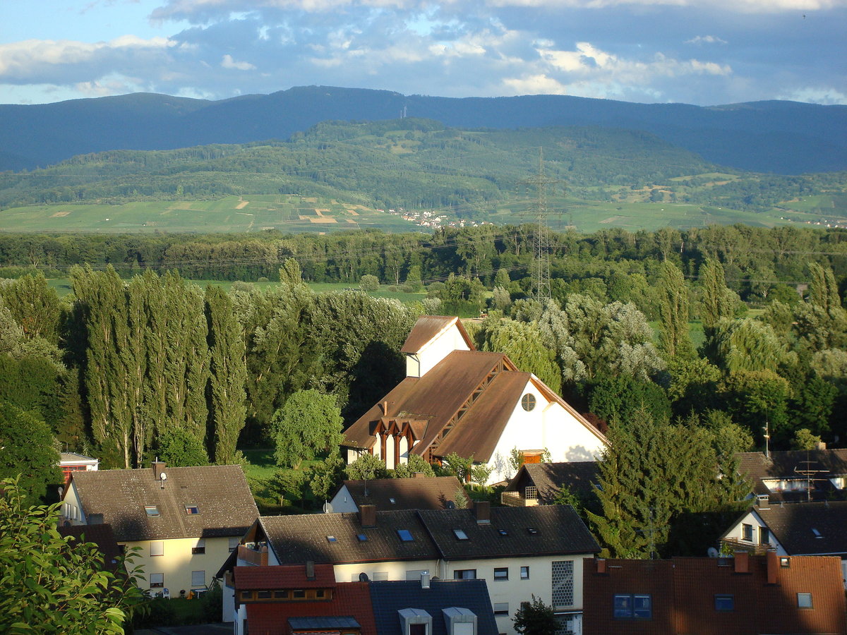 Freiburg-Opfingen, Blick von der Bergkiche nach Osten auf den Schwarzwald, im Vordergrund die katholische Kirche St.Nikolaus, Juli 2008