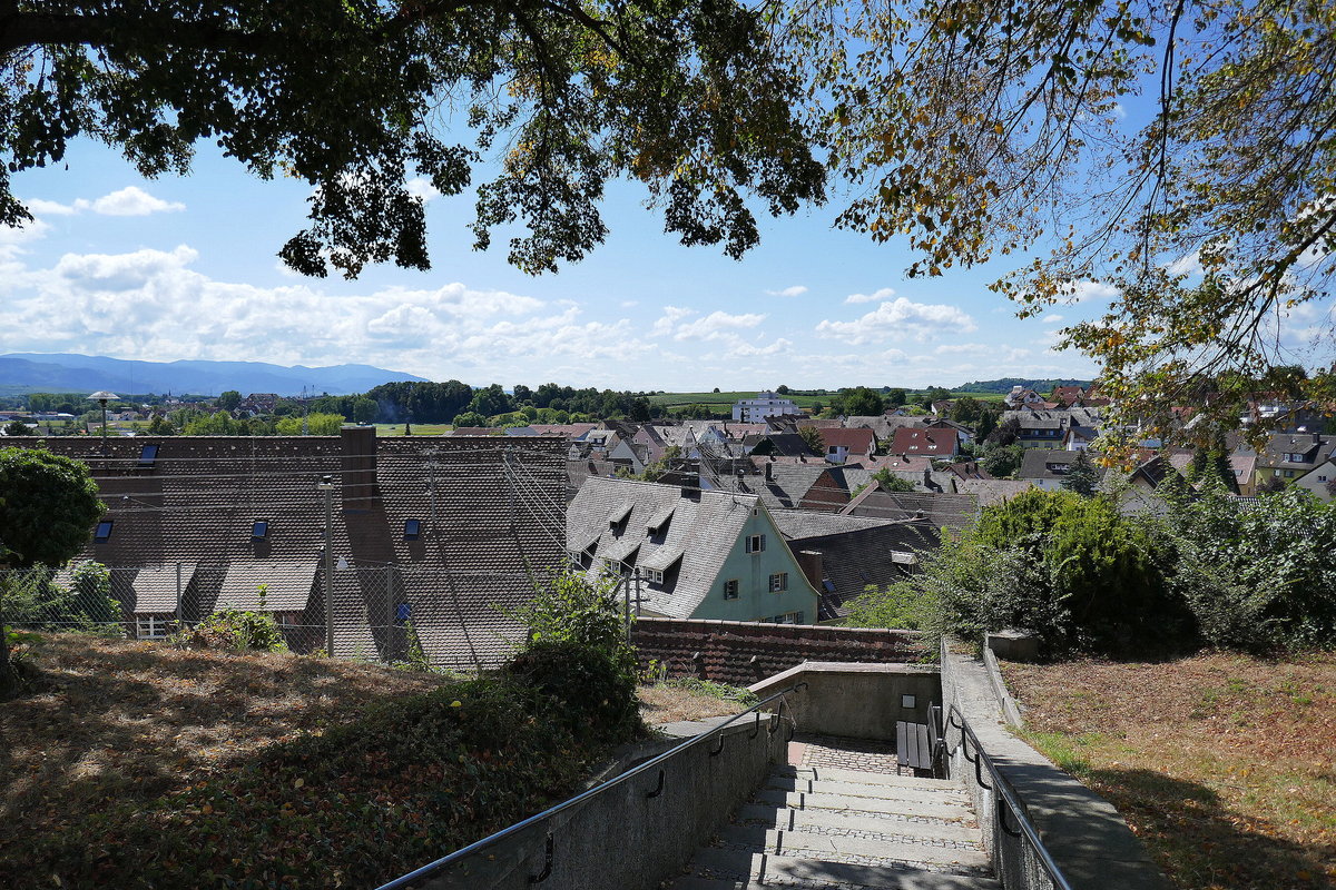 Freiburg-Opfingen, Blick von der Bergkirche ber den Ort Richtung Sden, links die Schwarzwaldberge, Aug.2018