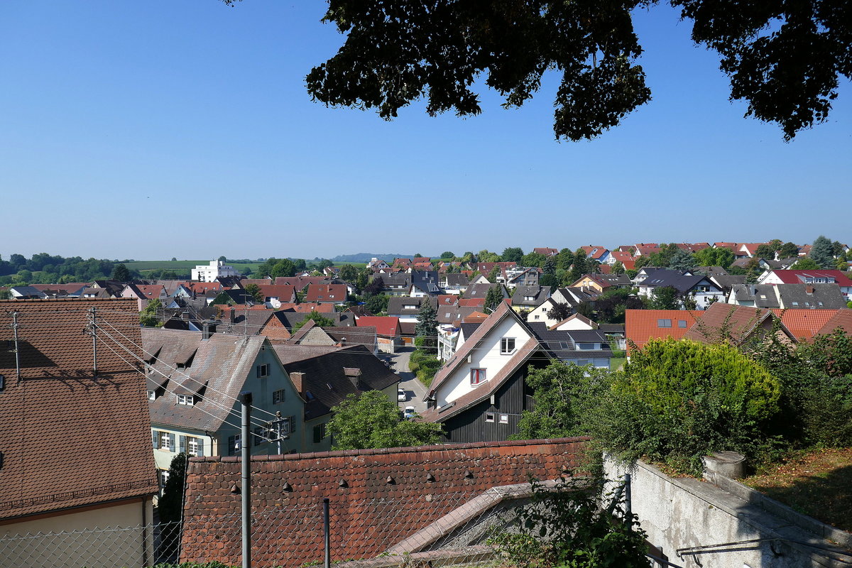 Freiburg-Opfingen, Blick von der hochgelegenen Bergkirche ber den Weinort am Tuniberg,, Juni 2018 