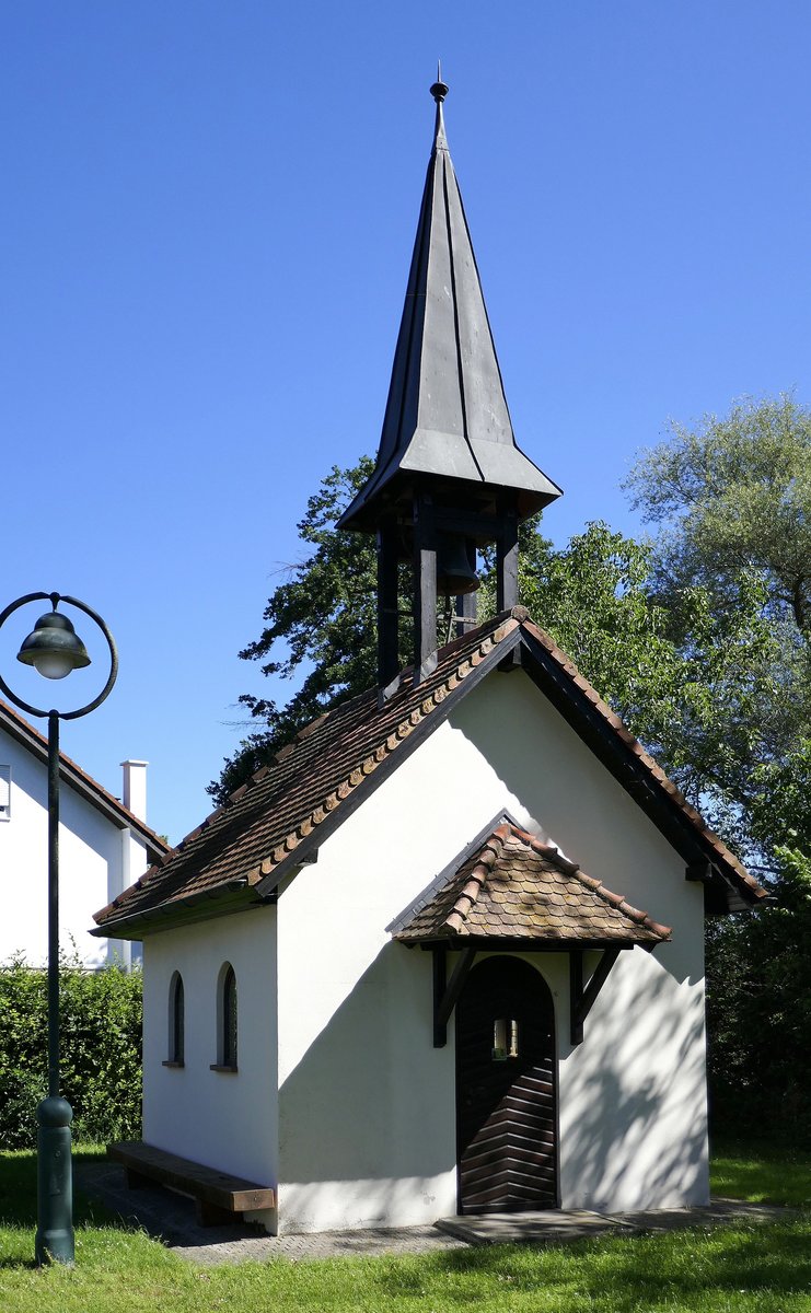 Freiburg-Opfingen, im Ortsteil St.Nikolaus steht die 1986 erbaute St.Bartholomuskapelle, Nachfolger der alten Kapelle, die einst zum Wasserschlo gehrte, Juni 2019