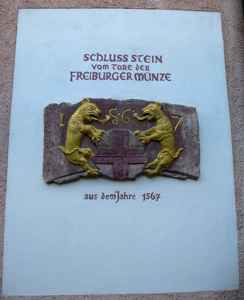 Freiburg, der originale Schlustein des Eingangstores der Mnzanstalt von 1567, im Haus zum Schltin in der Altstadt, Okt.2013 