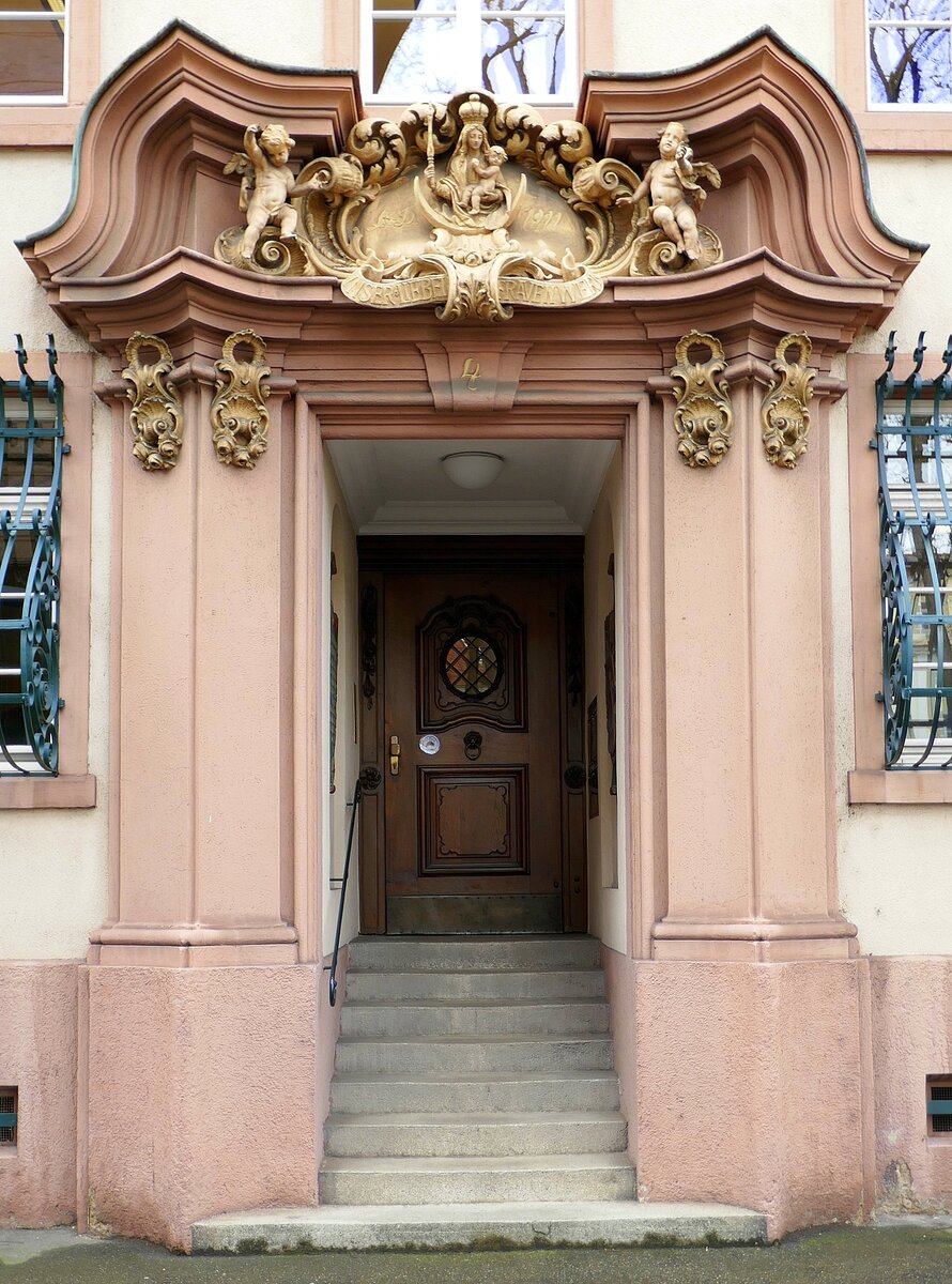 Freiburg, das prchtige Eingangsportal zur Mnsterbauhtte, Feb.2022