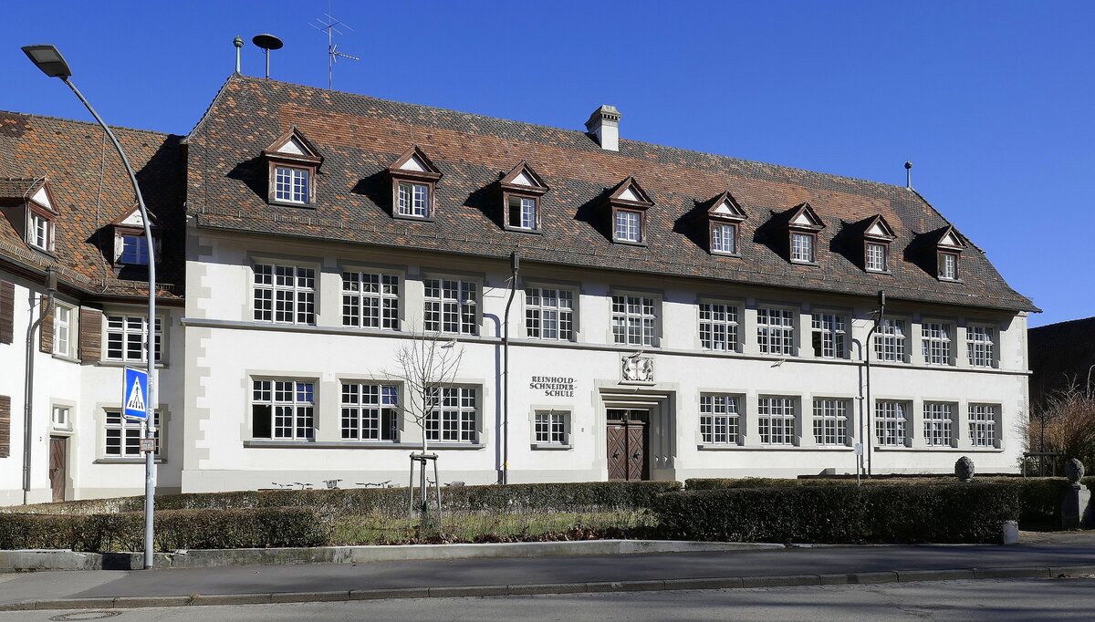 Freiburg, die Reihold-Schneider-Schule im Stadtteil Littenweiler, die Grund-und Ganztagsschule wurde 1925 erbaut, Feb.2022