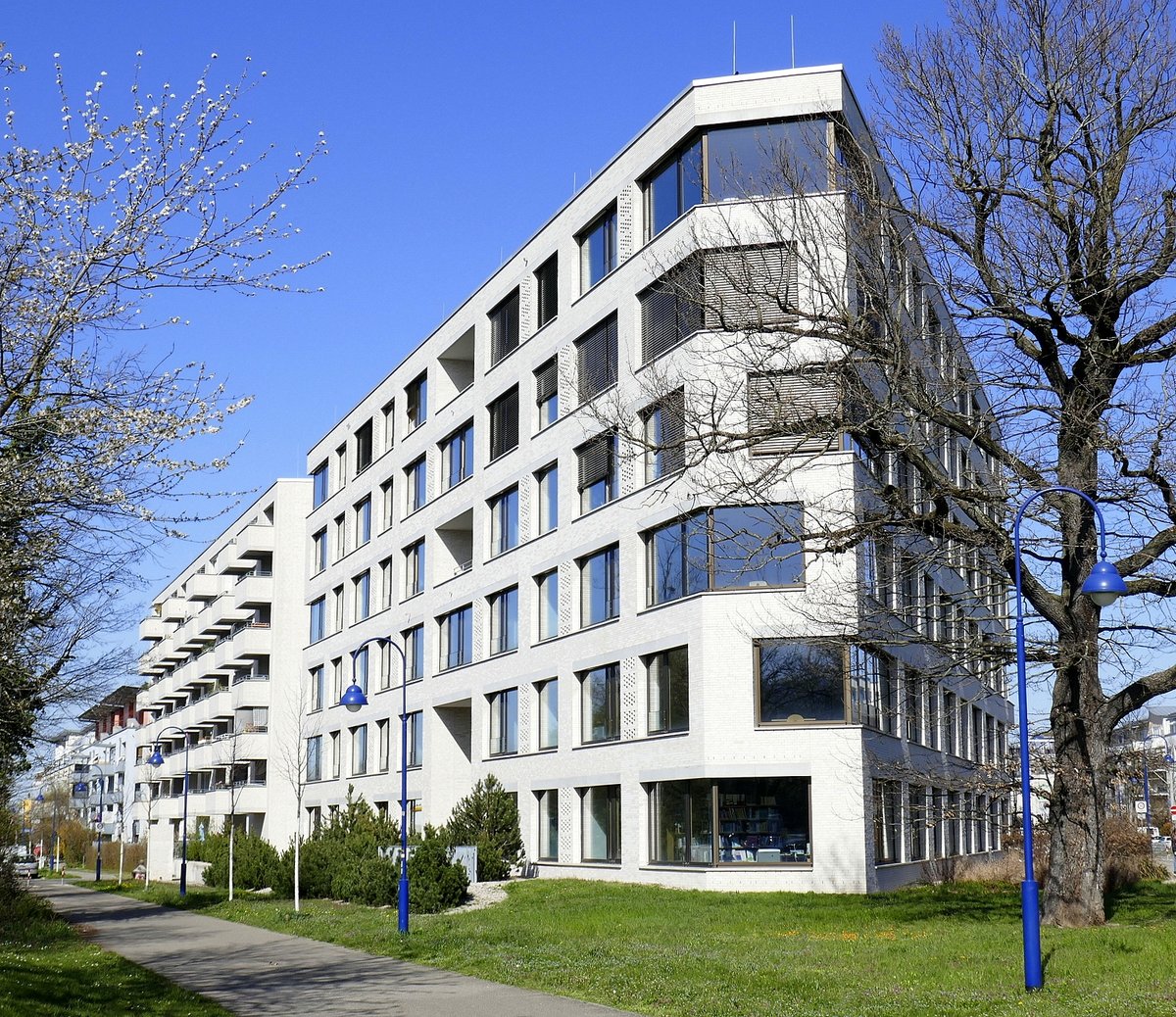 Freiburg-Rieselfeld, dieser Büro-und Geschäftsneubau mit dreieckigem Grundriß schließt eine langjährige Lücke am Eingang zum Stadtteil, März 2021