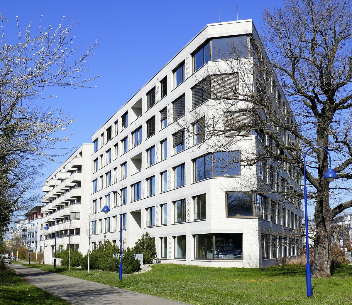 Freiburg-Rieselfeld, dieser Bro-und Geschftsneubau mit dreieckigem Grundri schliet eine langjhrige Lcke am Eingang zum Stadtteil, Mrz 2021