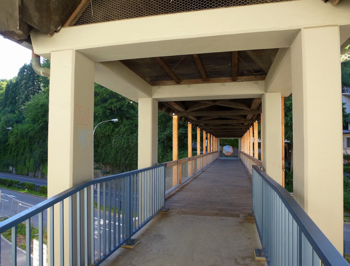 Freiburg, der Schwabentorsteg, Fugngerbrcke am Schwabentor, Juni 2016