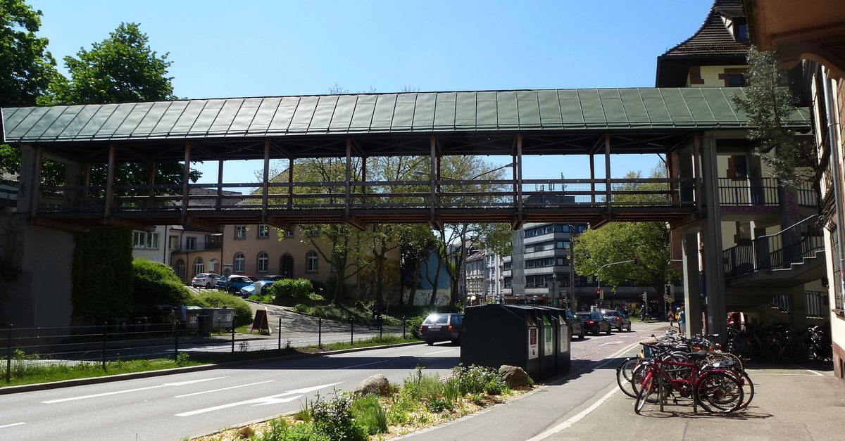 Freiburg, der Schwabentorsteg, eine Fugngerbrcke ber den vierspurigen Schlobergring, Mai 2017