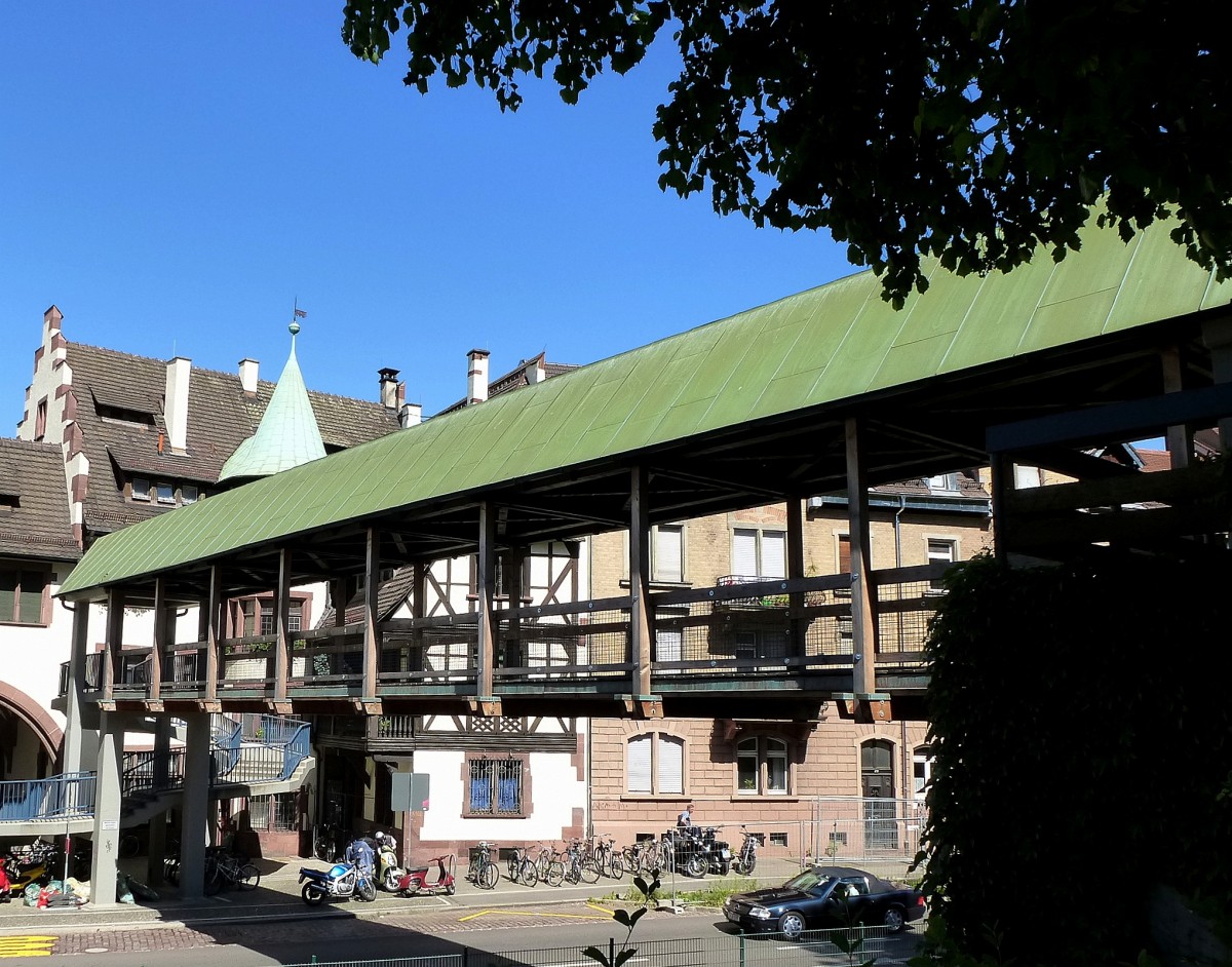 Freiburg, der Schwabentorsteg berquert den vierspurige Schlobergring, die gedeckte Fugngerbrcke wurde 2012 generalsaniert, Juni 2015