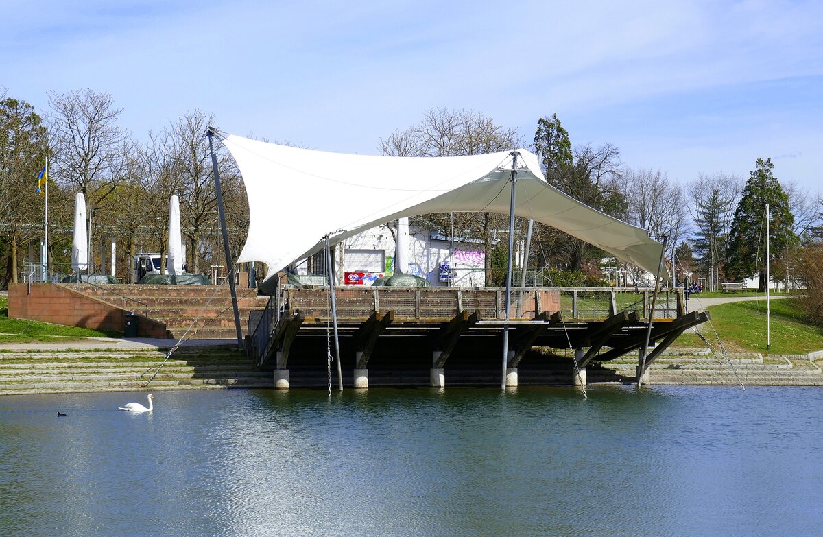 Freiburg, die Seebhne am Westufer des Flckinger Sees im Seeparkgelnde, Mrz 2023