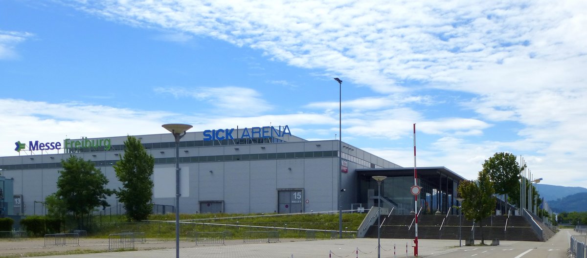 Freiburg, die  Sick-Arena , als Teil der Neuen Messe, grte Veranstaltungshalle der Stadt, Juli 2017