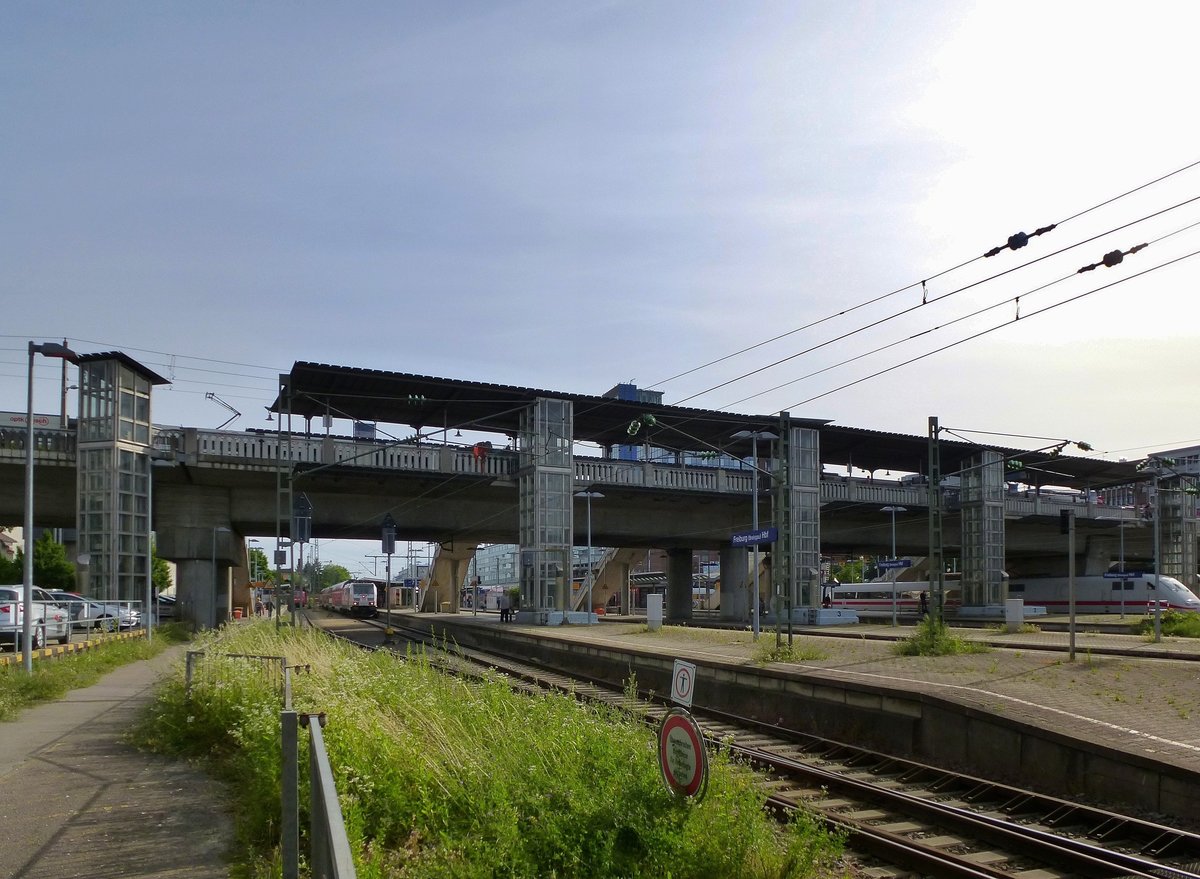 Freiburg, die Stadtbahnbrcke fhrt ber die Gleisanlagen am Hauptbahnhof und verbindet die Straenbahnhaltestellen oben mit den Bahnsteigen durch Aufzge und Rolltreppen, Mai 2017
