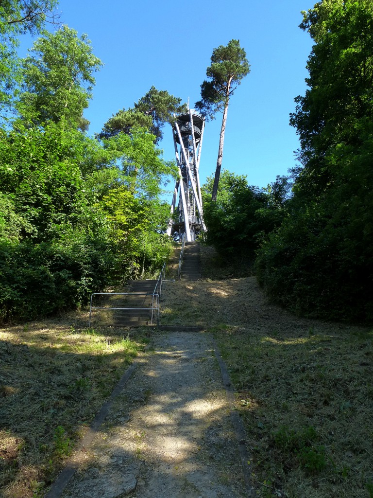 Freiburg, steiler Aufstieg zum Schlobergturm, ca 200m ber der Stadt, Juni 2014