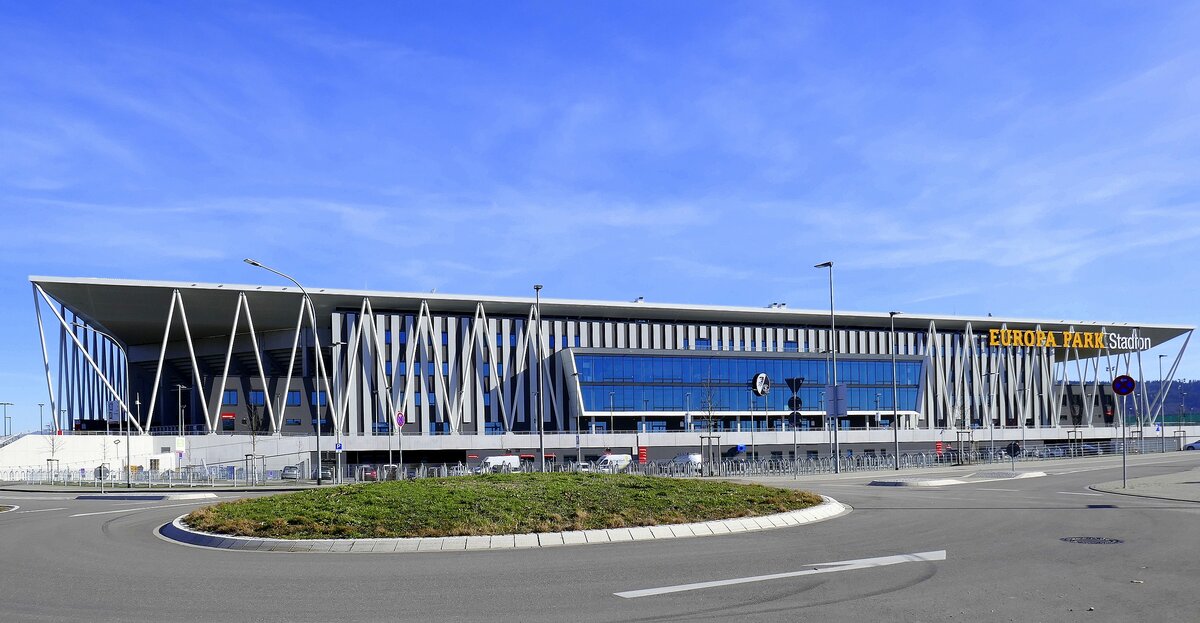 Freiburg, die Sd-West-Fassade des neuen Fuballstadions mit den Geschftsrumen, Feb.2022