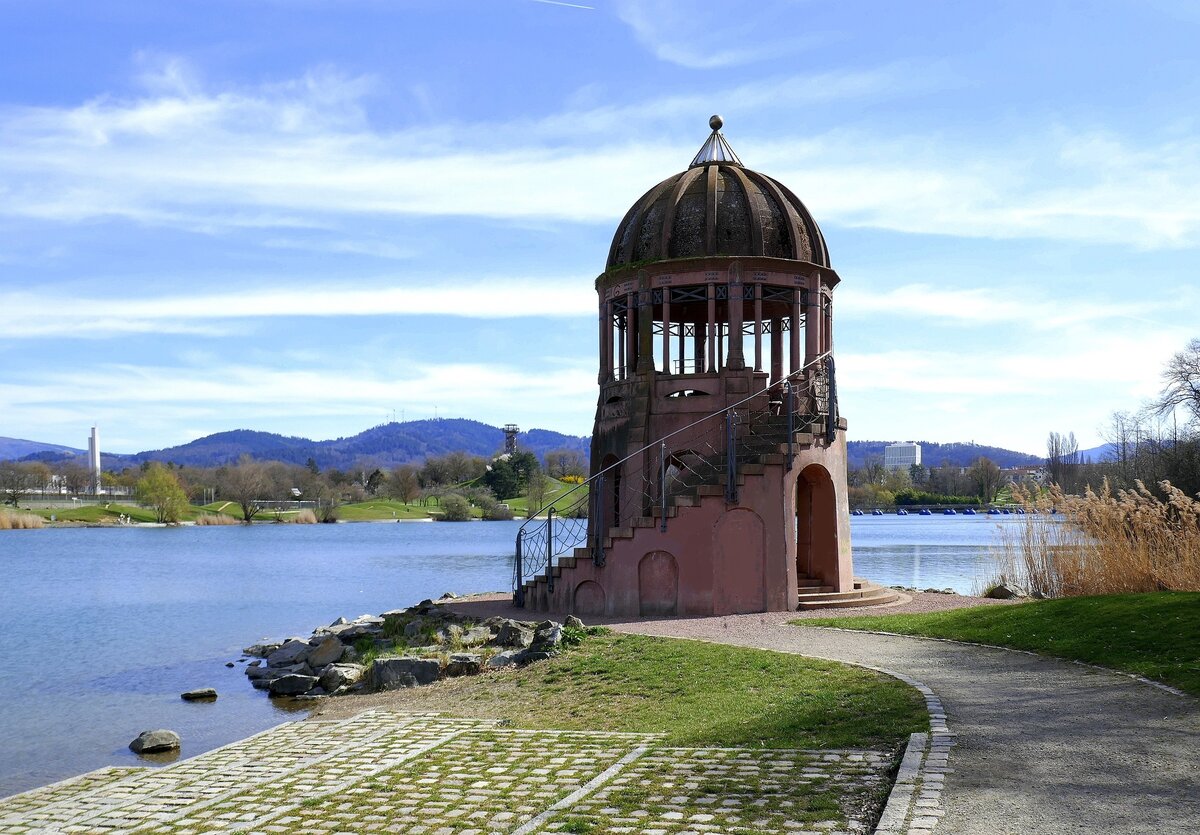 Freiburg, das Tempelchen oder Pavillon am Fckinger See im Seeparkgelnde, vom Stararchitekt Prof. Robert Krier aus Luxemburg, aufgestellt zur Landesgartenschau 1986, Mrz 2023