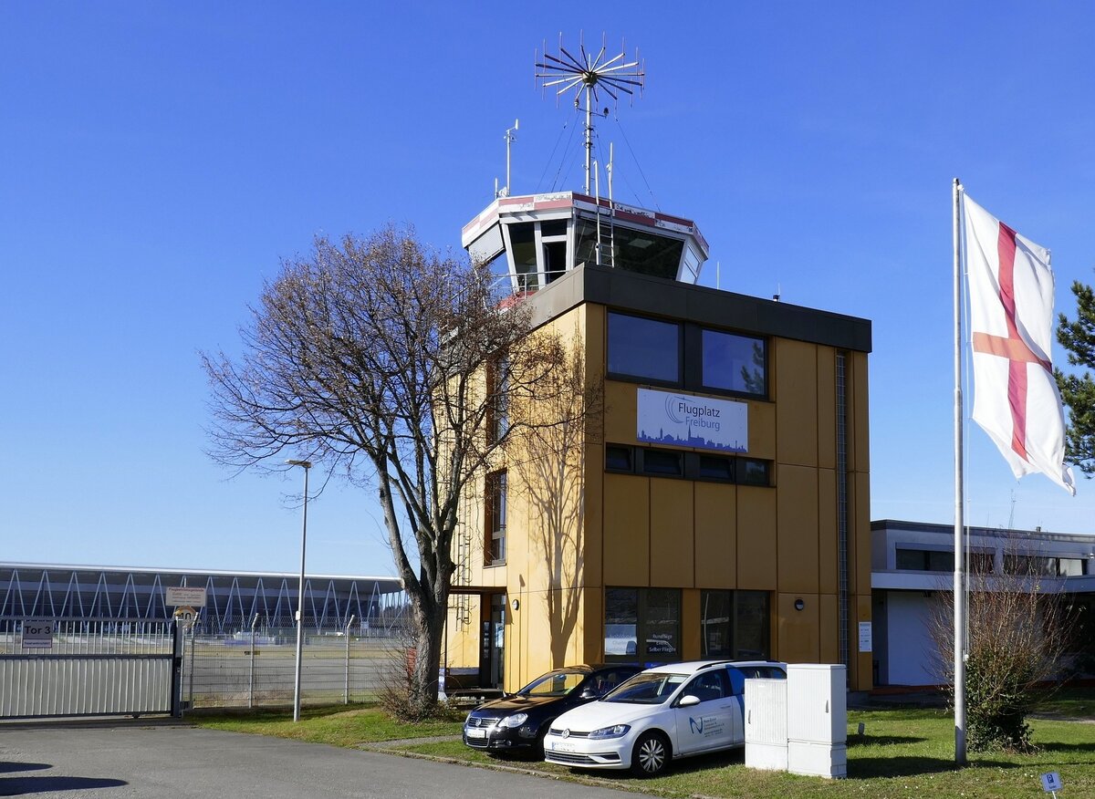 Freiburg, der Tower am Flugplatz, links im Hintergrund das neue Fuballstadion des SC Freiburg, Feb.2022