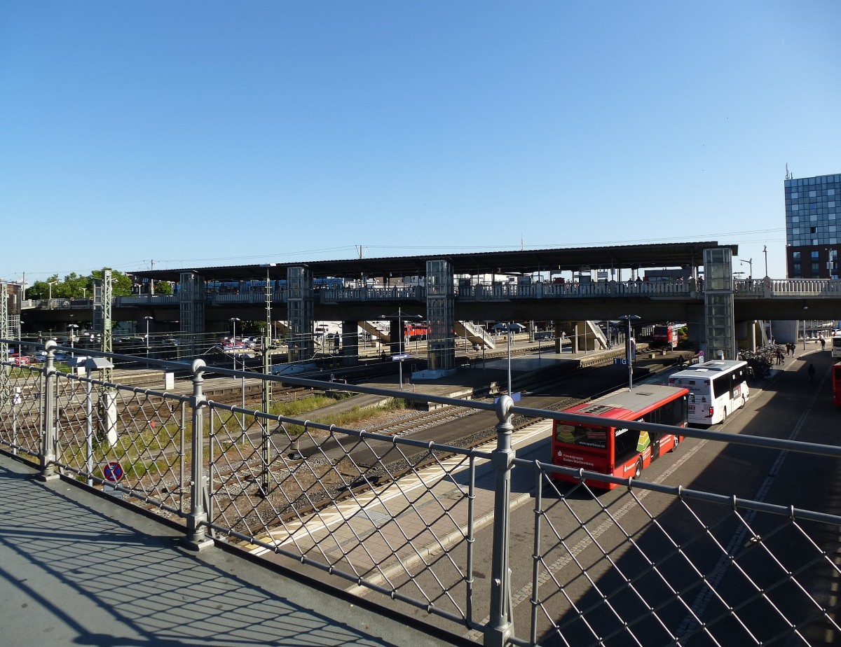 Freiburg, die berdachte Stadtbahnbrcke mit den Straenbahnhaltestellen und den Zugngen zu den Bahnsteigen des Hauptbahnhofes, diese wichtige Verkehrsverbindung wurde 1983 eingeweiht, Juli 2014