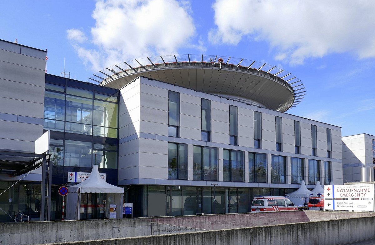 Freiburg, Universittsklinik-Notfallzentrum, mit Hubschrauberlandeplatz auf dem Dach, Mrz 2021