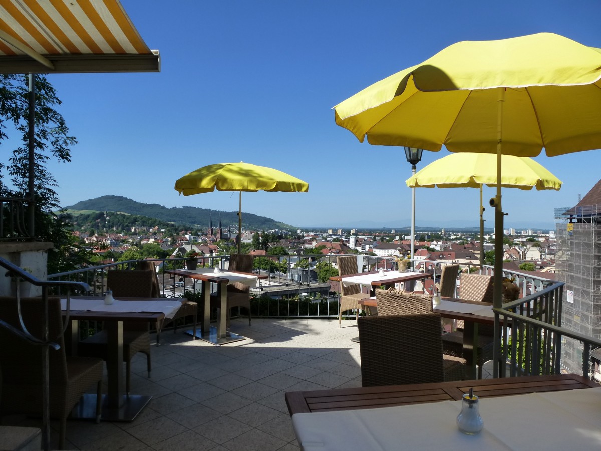 Freiburg, Vom Restaurant  Greiffeneckschlößchen  hat man einen großartigen Blick über die Stadt, Juni 2014