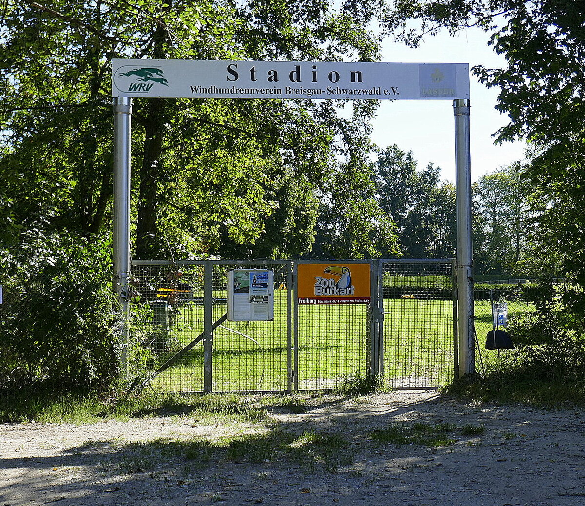 Freiburg-Waltershofen, Eingang zum Stadion fr Windhundrennen, auerhalb des Ortes, Sept.2023