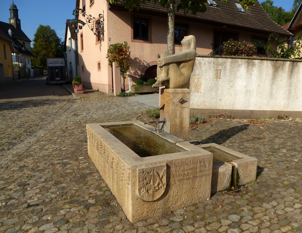 Freiburg-Waltershofen, der Sonnenbrunnen wurde 1989 zur 850-Jahrfeier des Ortes aufgestellt, Sept.2013