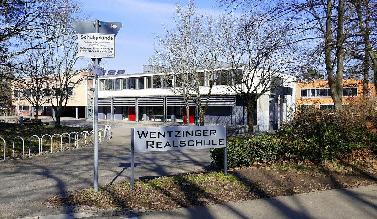 Freiburg-West, die Wetzinger Realschule, nahe dem Seepark, Feb.2023