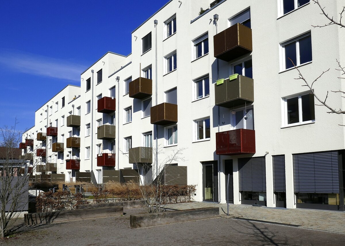 Freiburg-West, Wohnneubauten an der Elser Strae, der Cortenstahl, hier als Balkonverkleidung, kommt immer mehr in Mode, Feb.2023