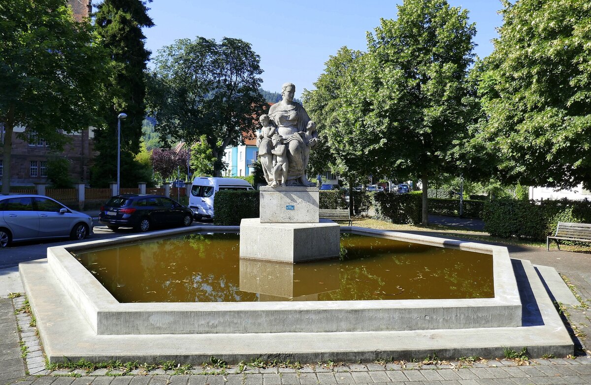 Freiburg-Wiehre, der Mutterbrunnen am Wilhelm-Eschle-Platz, aufgestellt 1934, Künstler Hellmuth Hopp, Juli 2023