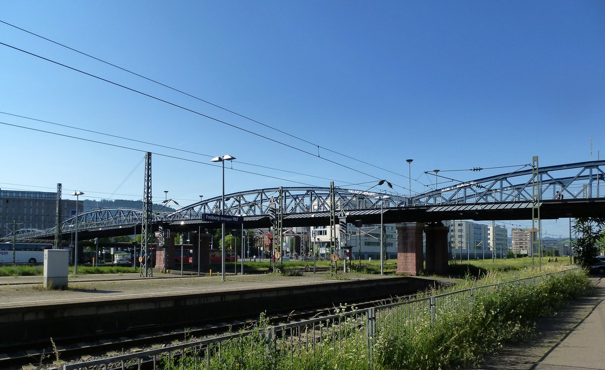 Freiburg, die Wiwili-Brcke, die alte, ehemalige Straenbrcke ber die Bahnanlagen am Hauptbahnhof dient nur noch dem Rad-und Fugngerverkehr, Juni 2017