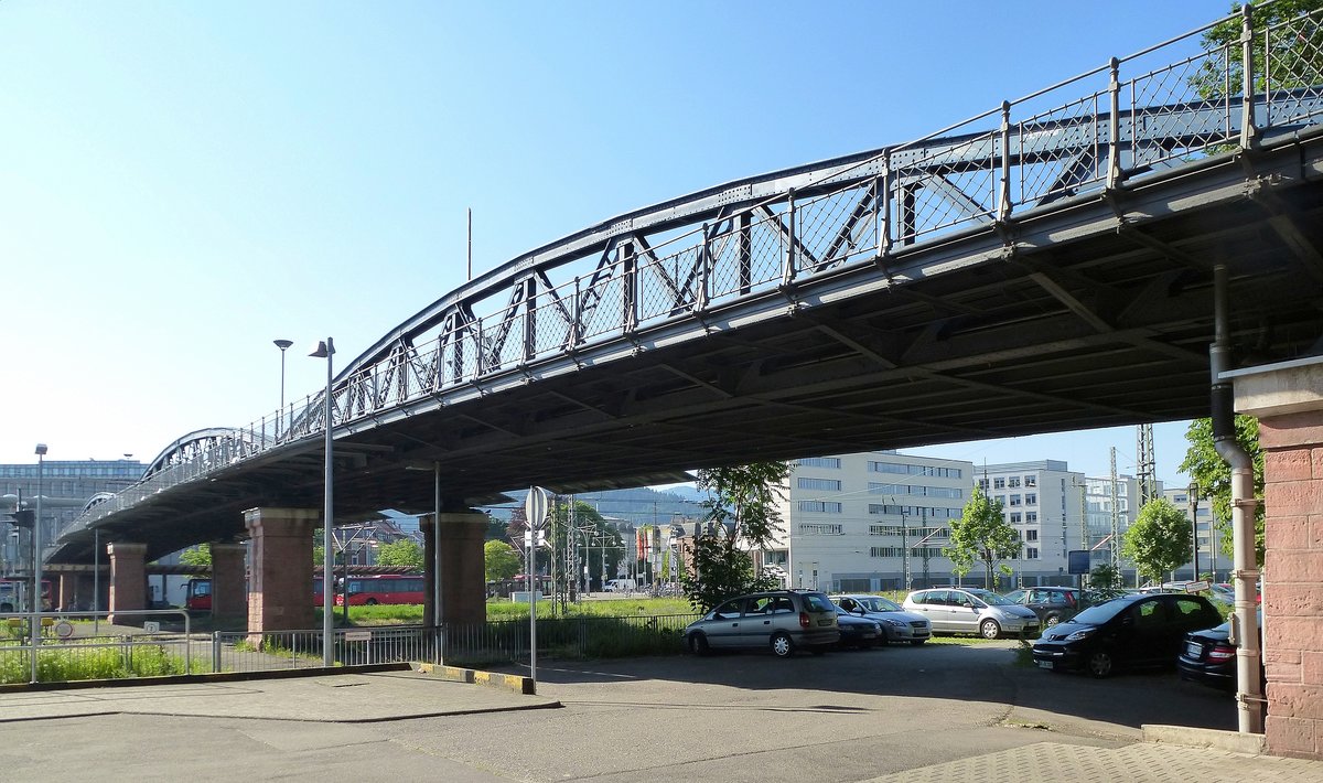 Freiburg, die Wiwili-Brcke, benannt nach der Partnerstadt in Nicaragua, fhrt ber die Gleisanlagen des Hauptbahnhofes, 1886 erbaut vom Architekt Max Meckel, heute nur noch fr Radfahrer und Fugnger nutzbar, Mai 2017