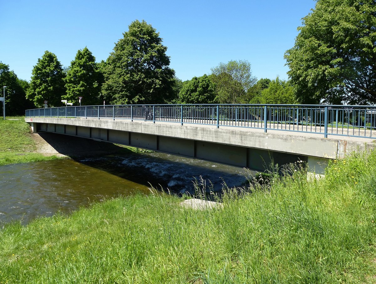 Freiburg, eine der zahlreichen Brcken ber die Dreisam, hier im Stadtteil Betzenhausen, Mai 2017