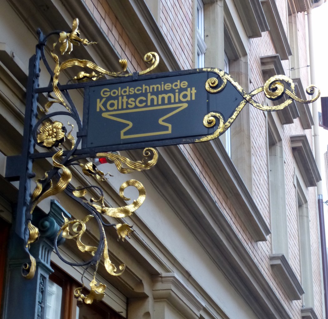 Freiburg, Zunftschild  Goldschmiede  in der Altstadt, Dez.2013