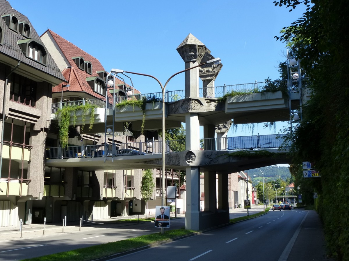 Freiburg, die zweistckige Brcke dient als Zu-und Abfahrt der Schloberggarage, Aug.2013