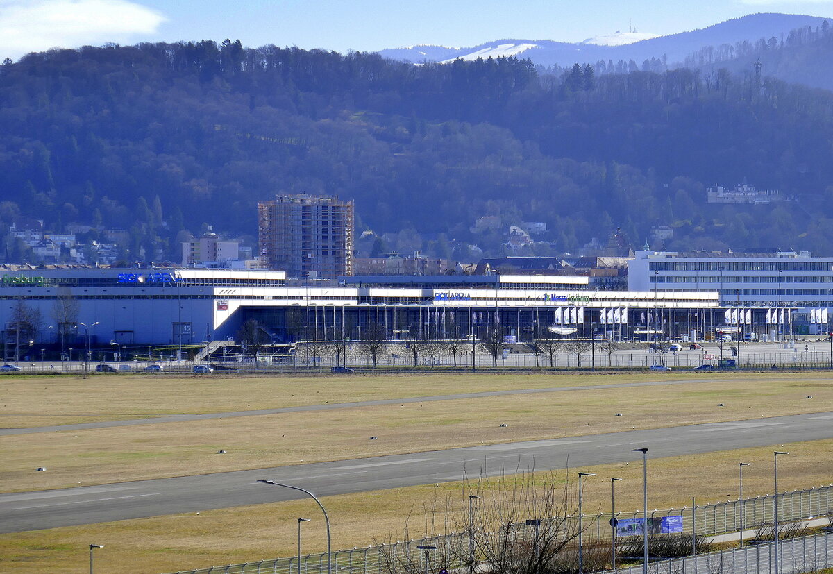 Freiburg,Teleblick vom Wolfsbuck ber den Flugplatz zur Neuen Messe, mit der Sick-Arena, Freiburgs grtem berdachten Veranstaltungsort, Feb.2022