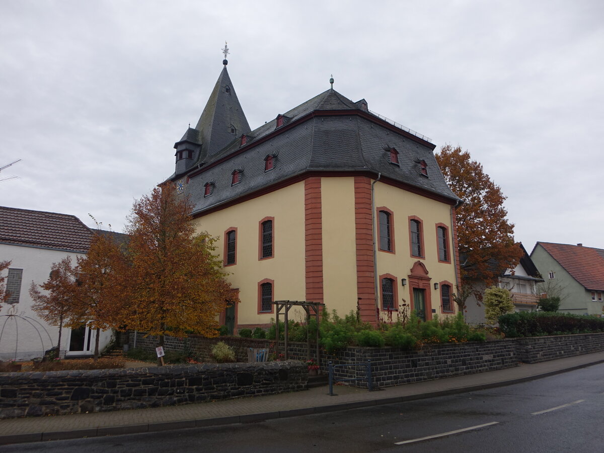 Freienseen, evangelische Kirche, frhgotischer Chorturm, Langhaus erbaut von 1770 bis 1773 (30.10.2021)